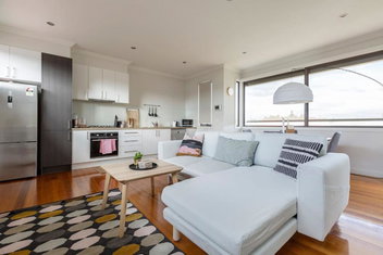 Primrose - Chic Mid-Century Style In Brunswick with Holiday Great Ocean Road