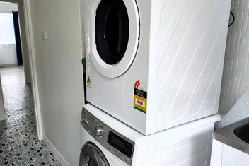 PROMO! Entire 2 Bedroom Unit Near Train Station! Free Parking & Wifi! with Holiday Great Ocean Road