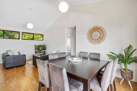 Quaint 2-Bed Beach Abode With Ocean Views - Holiday Great Ocean Road 1