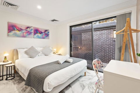 Quaint Double Room - Centrally Located At Glenfield - Shared Bathroom - Holiday Great Ocean Road 1