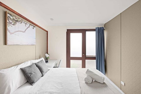 Quaint Double Room - Private Spot At Milperra - Shared Bathroom - Holiday Great Ocean Road 2