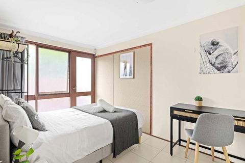 Quaint Double Room - Private Spot At Milperra - Shared Bathroom - Holiday Great Ocean Road 3