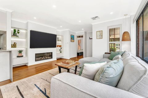Redbrick Retreat - Generous Coastal Escape - Holiday Great Ocean Road 1