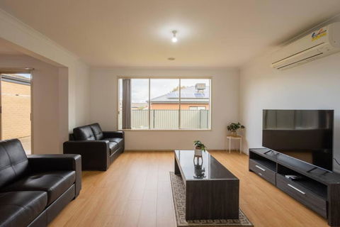 Relaxing Family Home In The Heart Of Tarneit - Holiday Great Ocean Road 0