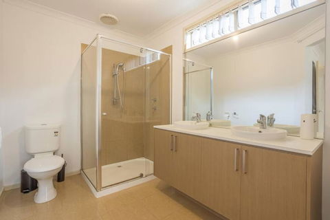 Relaxing Family Home In The Heart Of Tarneit - Holiday Great Ocean Road 1