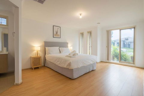 Relaxing Family Home In The Heart Of Tarneit - Holiday Great Ocean Road 3