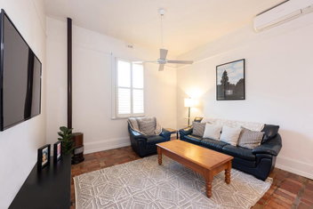 Renovated 2B 1B Victorian House In Princes Hill with Holiday Great Ocean Road