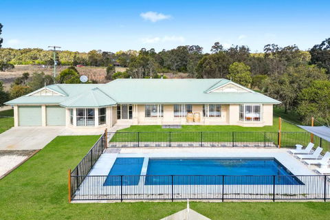 Roads End With Games Barn Ponies Alfresco Dining - Holiday Great Ocean Road 0