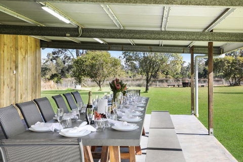 Roads End With Games Barn Ponies Alfresco Dining - Holiday Great Ocean Road 2