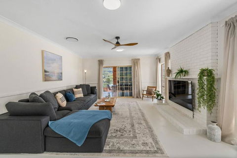 Stanwell Park Escape - Sprawling Beachfront Living - Holiday Great Ocean Road 1