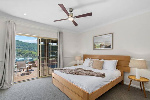 Stanwell Park Escape - Sprawling Beachfront Living - Holiday Great Ocean Road 3