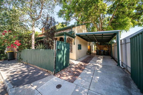 The Spotted Cow,city Fringe,pet Friendly-Free Wine - Holiday Great Ocean Road 1