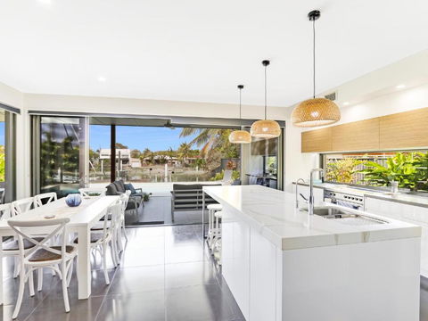 WATERFRONT HOME BORDERING MOOLOOLABA - Holiday Great Ocean Road 2