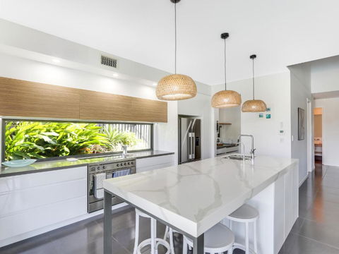 WATERFRONT HOME BORDERING MOOLOOLABA - Holiday Great Ocean Road 3
