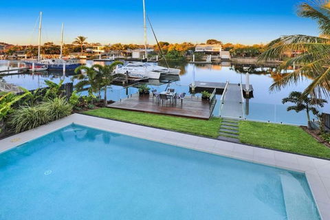 WATERFRONT HOME BORDERING MOOLOOLABA - Holiday Great Ocean Road 1