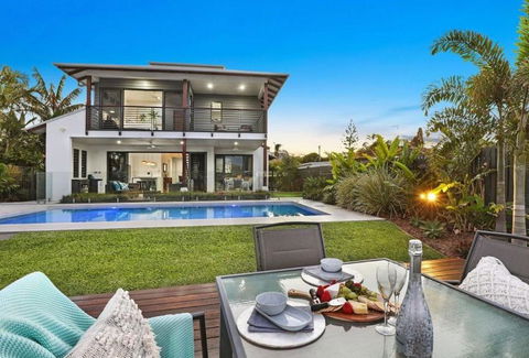 WATERFRONT HOME BORDERING MOOLOOLABA - Holiday Great Ocean Road 0